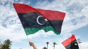 تشهد ليبيا منذ عام 2011 تحولات سياسية وأمنية عميقة أعقبت الإطاحة بنظام معمر القذافي، إلا أن هذه التحولات لم تصل إلى بناء دولة حديثة مستقرة، بل أسفرت عن فراغ سياسي مزمن وتفرق أمني أدى إلى حالة من الصراع المستمر بين قوى متنافسة على الشرعية والنفوذ. وفي ظل هذا السياق الهش، جاءت الاشتباكات المسلحة الأخيرة في العاصمة طرابلس لتؤكد مجددًا أن سلطة الدولة المركزية ما تزال ضعيفة وغير قادرة على احتكار أدوات القوة. وتفاقم الوضع باغتيال إحدى الشخصيات الأمنية المؤثرة، عبد الغني الككلي المعروف باسم “غنيوة”، ما اعتبره مراقبون تصعيدًا خطيرًا في صراع الميليشيات التي تحكم العاصمة. هذا الحدث يعكس عمق الأزمة البنيوية  في النظام السياسي الليبي، ويطرح تساؤلات جوهرية حول مستقبل الدولة الليبية، ومدى قدرتها على استعادة سيادتها الداخلية ومؤسساتها.