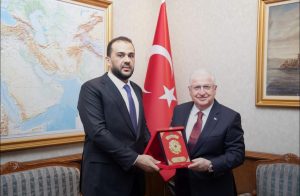 في خطوة ذات دلالات استراتيجية لافتة، وقعت وزارة الدفاع الليبية اتفاقية تعاون عسكري مع نظيرتها التركية في العاصمة أنقرة، ضمن إطار خطة شاملة تهدف إلى تأهيل وتطوير الجيش الليبي، وذلك في ظل استمرار مساعي حكومة الوحدة الوطنية في طرابلس لإعادة بناء المؤسسات السيادية في البلاد، وفي مقدمتها المؤسسة العسكرية. تم توقيع الاتفاقية خلال زيارة رسمية أجراها وكيل وزارة الدفاع الليبية، عبد السلام زوبي، إلى تركيا، حيث التقى كبار مسؤولي وزارة الدفاع التركية. ويأتي هذا الاتفاق في توقيت حساس تشهده ليبيا، سواء على مستوى التجاذبات السياسية الداخلية، أو على صعيد التنافس الإقليمي والدولي على النفوذ داخل الأراضي الليبية.