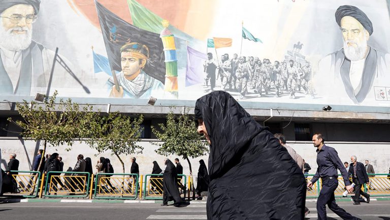 إيران في المواجهة: أسباب تراجع الشعب الإيراني عن المطالبة بإسقاط النظام